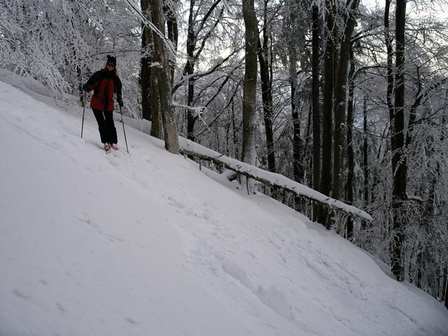 Sonja neben der Bergbahn Lilienfeld