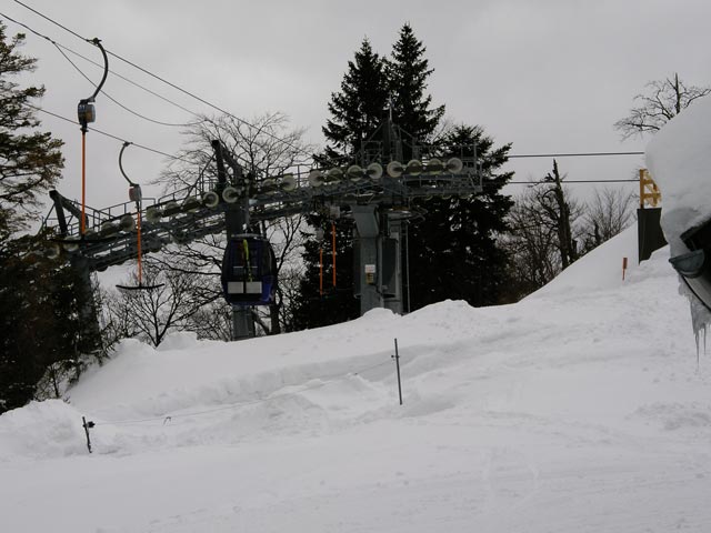 Gondelumlaufbahn Kasberg 8er und Bergstation des Jagerspitzlifts