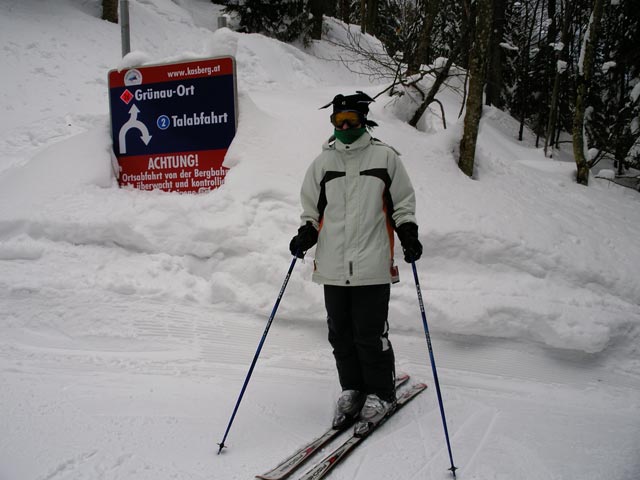 Daniela bei der Abzweigung der 'Schiroute ins Dorf' von der Familienabfahrt Kasberg