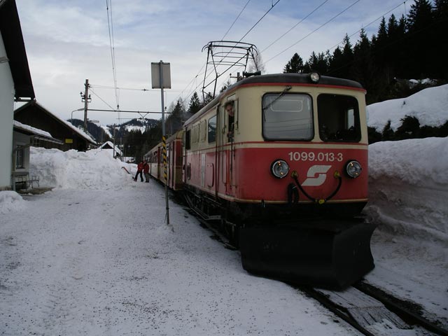 1099.013-3 mit E 6835 im Bahnhof Mitterbach