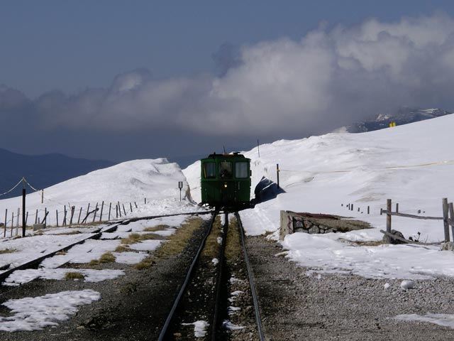 Salamander-Triebzug R 4 bei der Ausfahrt aus dem Bahnhof Hochschneeberg