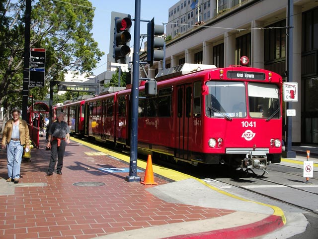 San Diego Trolley in der Haltestelle Civic Center (7. Mai)