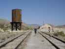 Herwig und Papa beim Dos Cabezas Wasserturm der San Diego & Imperial Valley Railroad (9. Mai)