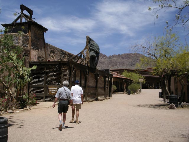 Herwig und Papa in den Old Tucson Studios (14. Mai)