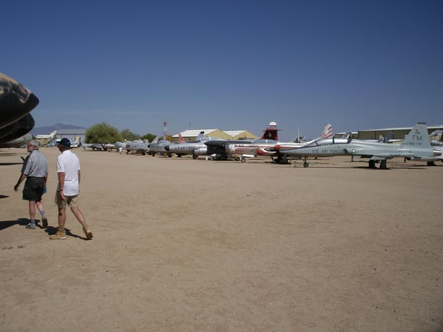 Herwig und Papa im Pima Air and Space Museum (14. Mai)