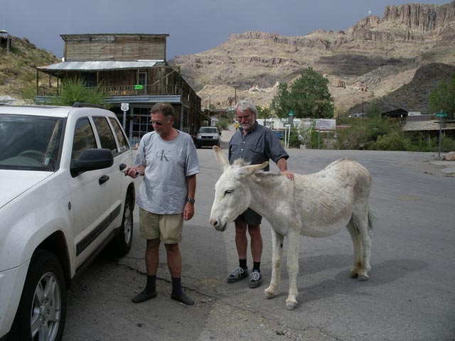 Papa und Herwig in Oatman (17. Mai)