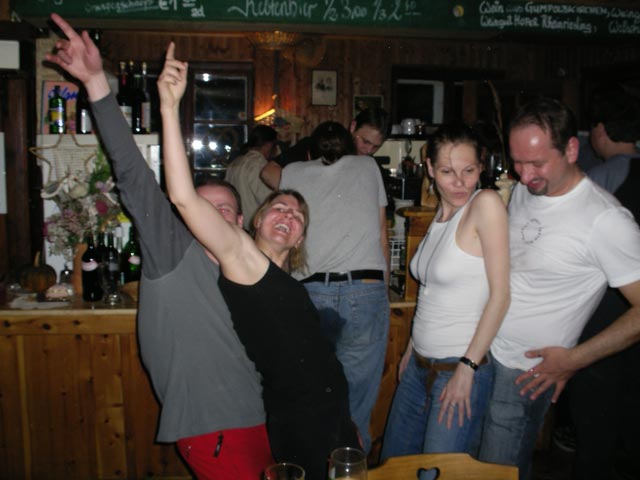 Andreas, Sonja, ? und Martin im Hubertushaus, 946 m