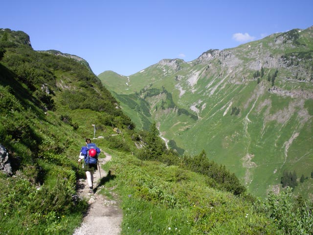 Daniela auf Weg 445 zwischen Schrofenpaß und Haldenwanger Bach (1. Juli)