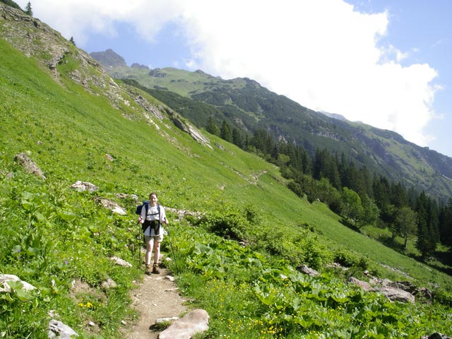 Daniela auf Weg 445 auf der Haldenwanger Alpe (1. Juli)