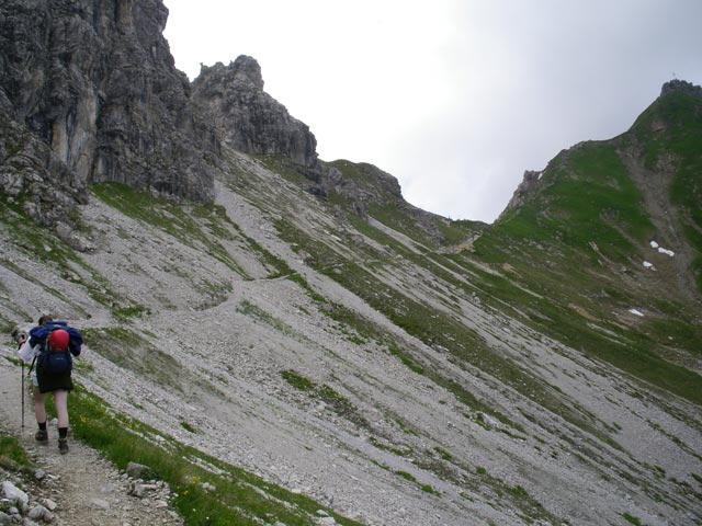 Daniela zwischen Mindelheimer Hütte und Kemptner Kopf (1. Juli)