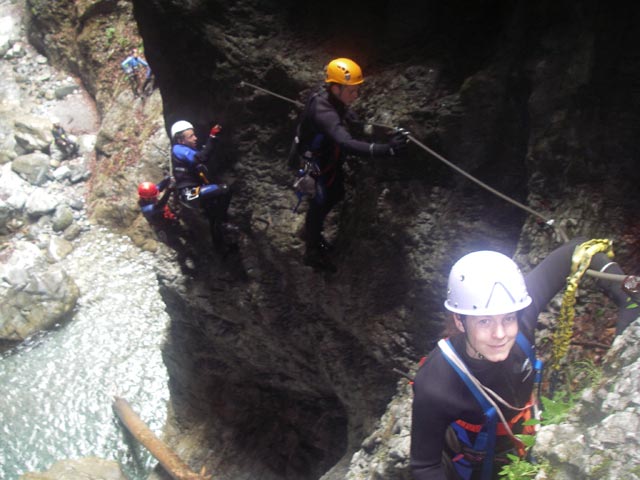 Klabautersteig: Doris, Christoph, Alexander und Daniela beim ersten Wasserfall (12. Juli)