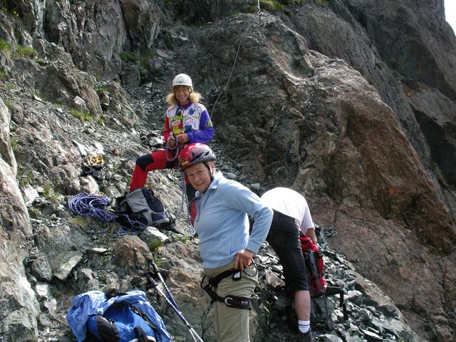 Blauspitz-Klettersteig: Irmgard, Edith und Norbert beim Einstieg (14. Juli)