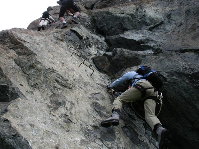 Blauspitz-Klettersteig: Edith in der ersten Schlüsselstelle (14. Juli)