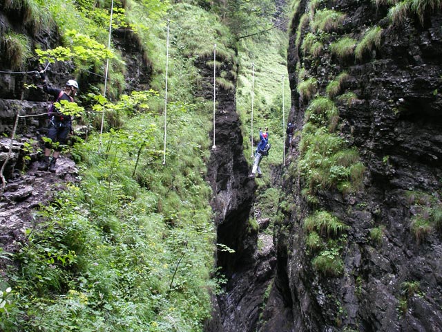 Klettersteig Postalmklamm: Carmen auf der Hangelbrücke