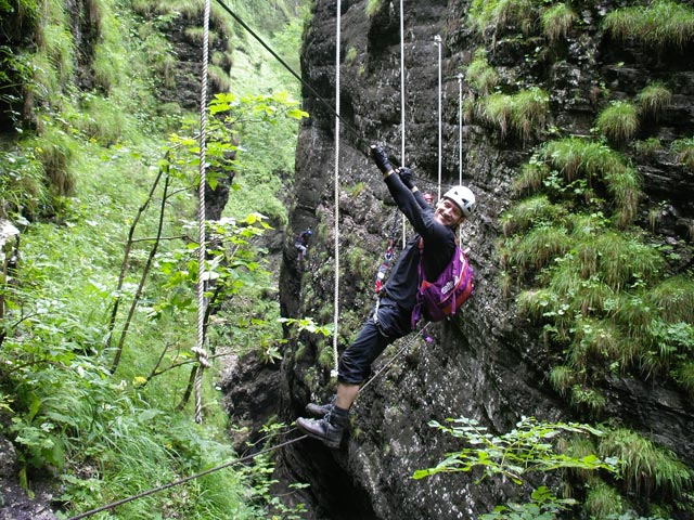 Klettersteig Postalmklamm: Erich auf der Hangelbrücke