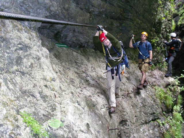 Klettersteig Postalmklamm: Daniela, Herbert und Camillo in der ersten Höhlenquerung