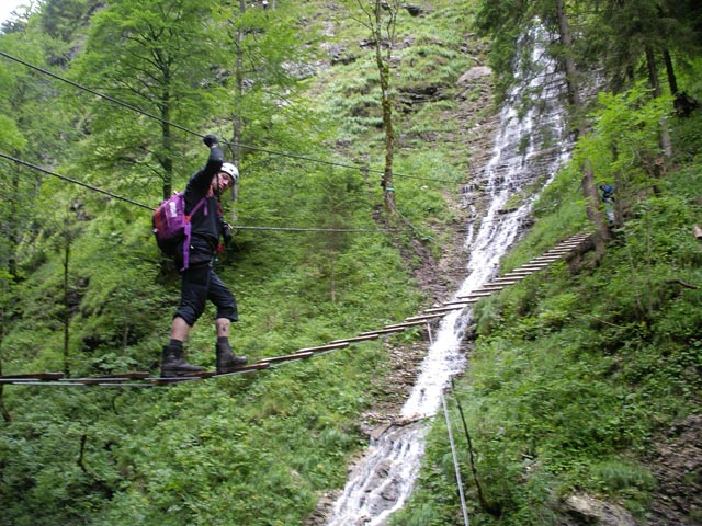 Klettersteig Postalmklamm: Erich auf der Wasserfallbrücke