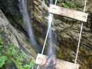 Klettersteig Postalmklamm: auf der Wasserfallbrücke