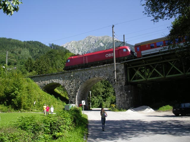 EC 100 'Józe Plecnik' auf der Brücke über den Klammbach bei Spital am Pyhrn (19. Aug.)