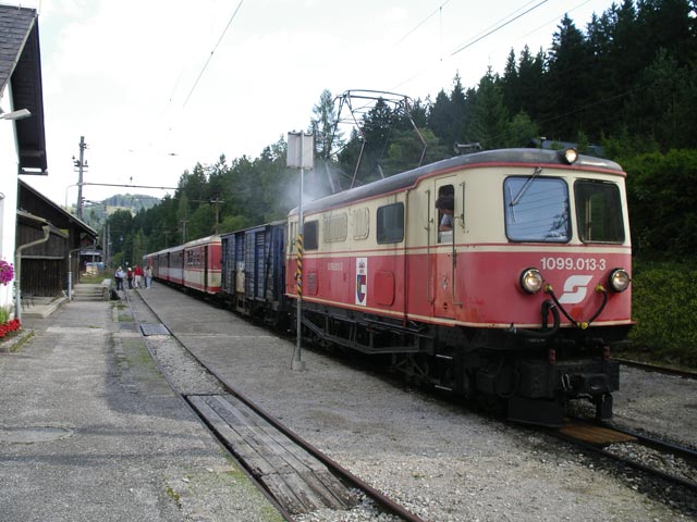 1099.013-3 'Annaberg' mit E 6835 'Ötscherland' im Bahnhof Mitterbach