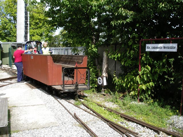 Feldbahnzug im Bhf. Lokomotiv Werkstätte