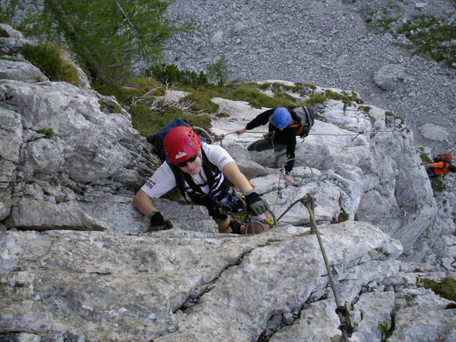 Hochstuhl-Klettersteig: Daniela und Irene in der Schlüsselstelle (2. Sep.)