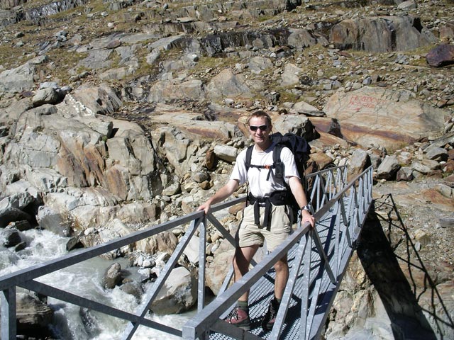 Ich auf der Br&uuml;cke &uuml;ber den Gletscherbach des Hochjochferners, 2.460 m (9. Sep.)