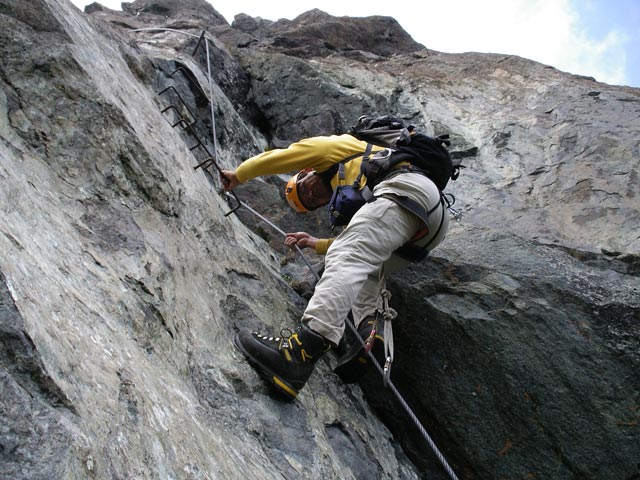 Blauspitz-Klettersteig: Axel in der ersten Schl&uuml;sselstelle