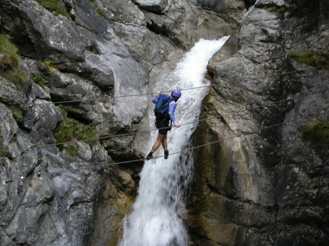 Klettersteig Galitzenklamm: Kurt auf der zweiten Seilbrücke