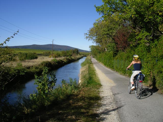 Sonja beim Wiener Neustädter Kanal zwischen Bad Vöslau und Baden