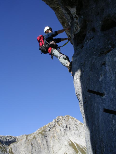 Kaiserschild-Klettersteig: Robert im 'Schwarzen Quergang'