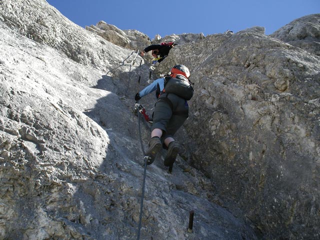 Kaiserschild-Klettersteig: Irene in der Schlüsselstelle