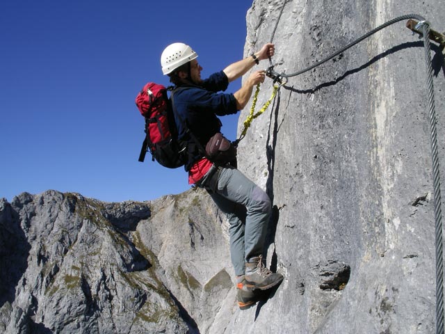 Kaiserschild-Klettersteig: Robert zwischen Schlüsselstelle und Ausstiegsverschneidung