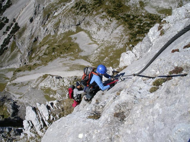 Kaiserschild-Klettersteig: Irene zwischen Schlüsselstelle und Ausstiegsverschneidung