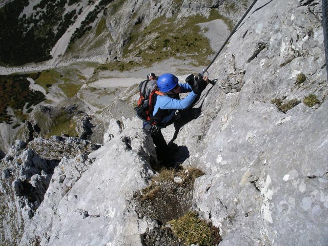 Kaiserschild-Klettersteig: Irene zwischen Schlüsselstelle und Ausstiegsverschneidung