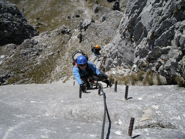 Kaiserschild-Klettersteig: Irene in der Ausstiegsverschneidung