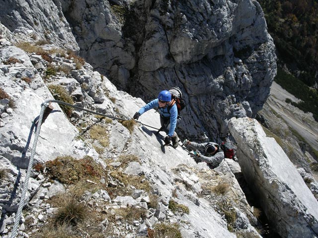 Kaiserschild-Klettersteig: Irene in der Ausstiegsverschneidung