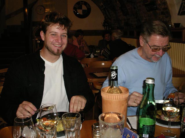 Markus und Papa im Caf&eacute;-Restaurant Palatschinkenpfandl
