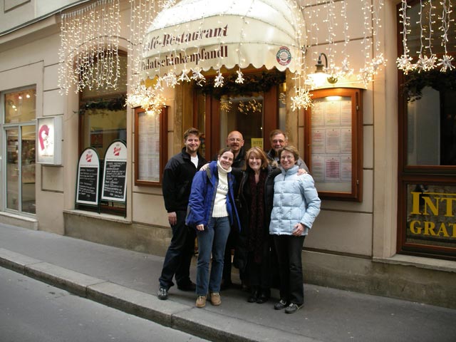 Markus, Daniela, Roberto, Annemarie, Papa und Mama vor dem Café-Restaurant Palatschinkenpfandl