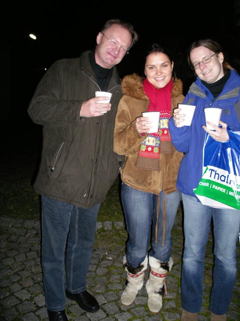 Robert, Monika und Daniela vor der Pfarrkirche S&uuml;&szlig;enbrunn