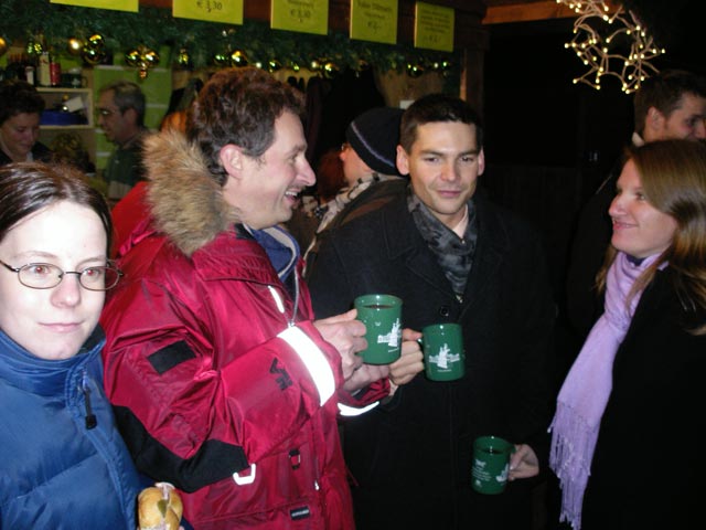 Daniela, Erich, ? und Doris im Weihnachtsdorf Maria Theresien-Platz