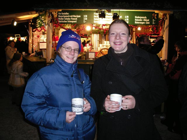 Daniela und Yasmin im Kultur- und Weihnachtsmarkt Schlo&szlig; Sch&ouml;nbrunn