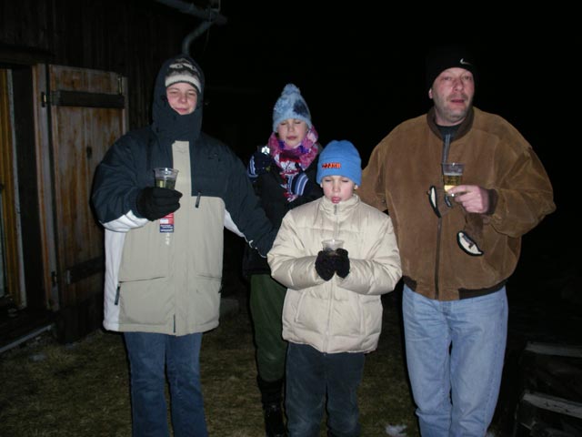 Nadja, Jennifer, Pascal und Udo beim Terzerhaus, 1.626 m (1. J&auml;n.)
