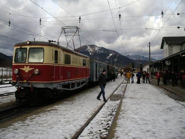 1099.02 mit R 6837 im Bahnhof Mariazell, 850 m (31. Dez.)