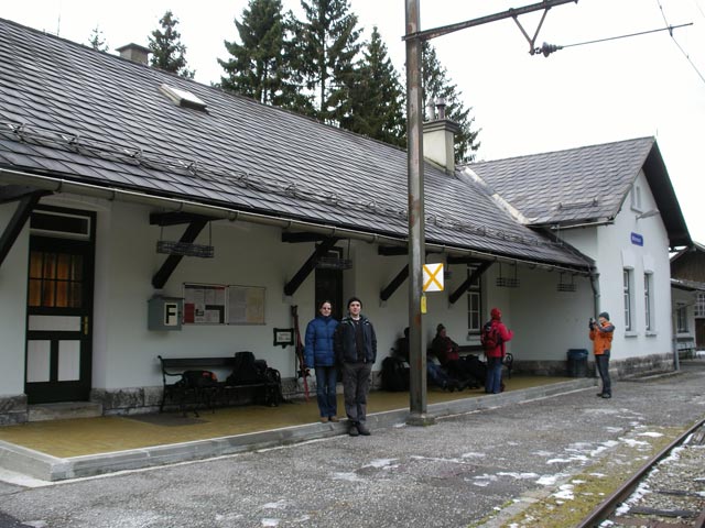 Daniela und Stefan im Bahnhof Mitterbach, 801 m (1. J&auml;n.)