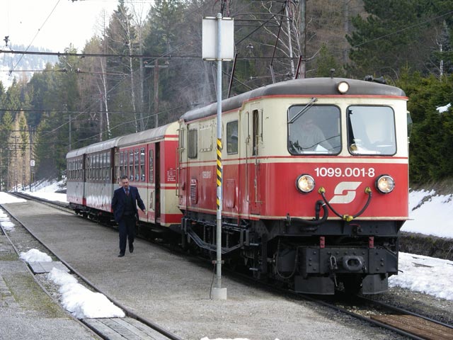 1099.001-8 mit R 6835 im Bahnhof Mitterbach (28. März)