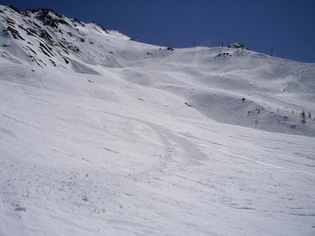 zwischen Piste 30 und Piste 35 (15. Apr.)