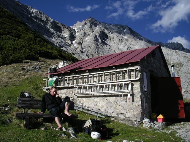 Erich beim Winterraum der Bettelwurfhütte (12. Mai)