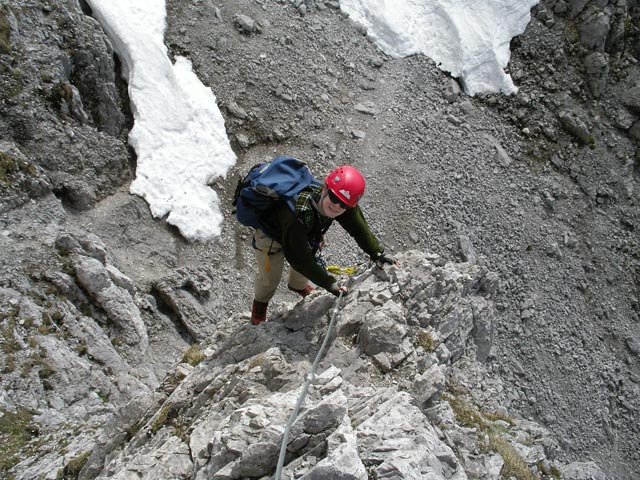 Innsbrucker Klettersteig: Daniela zwischen Einstieg und Seegrubenspitze