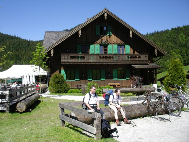 Erich und Daniela beim Blaawirtshaus, 894 m (19. Mai)